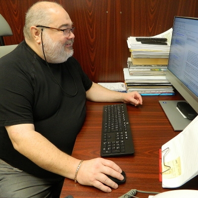 ředitel František Ryba při práci na počítači